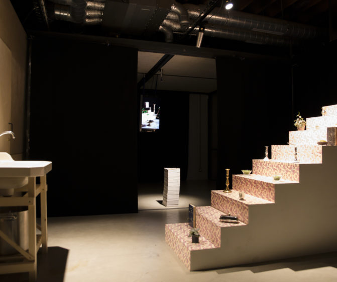 Scénographie soirée jambon beurre vue général soirée gastro escalier évier vidéo scénographie par le studio frvr