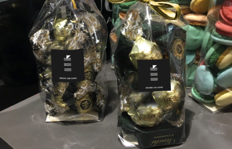 épicerie sur cours logo et identité visuelle détail étiquette sur paquet par le studio de design frvr