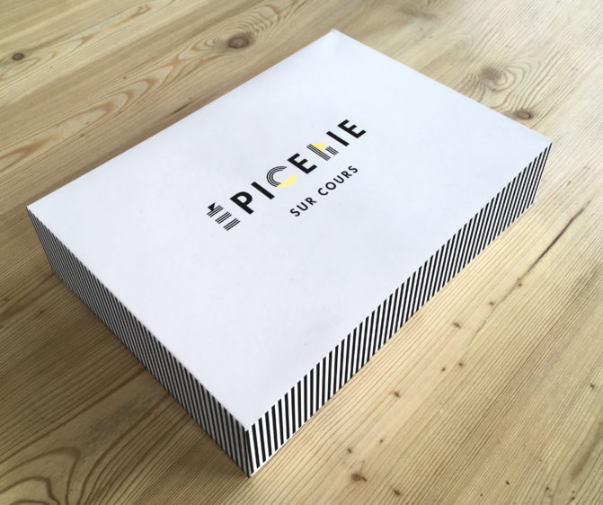 épicerie sur cours logo et identité visuelle détail bloc note par le studio de design frvr