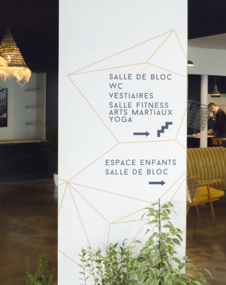 mroc bloc et bistro signalétique détail orientation adhésif sur panneau blanc architecture design d'espace studio frvr