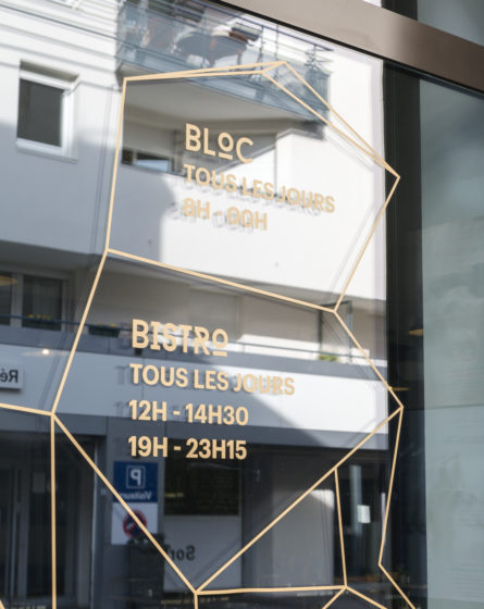mroc design studio frvr salle escalade vitrophanie dorée sur verre
