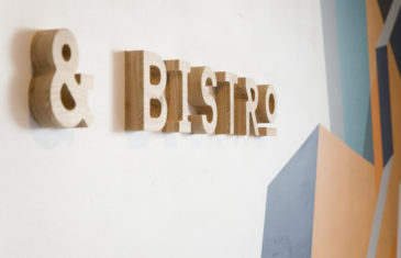 mroc bloc et bistrot signalétique détail enseigne en bois découpé architecture design d'espace studio frvr